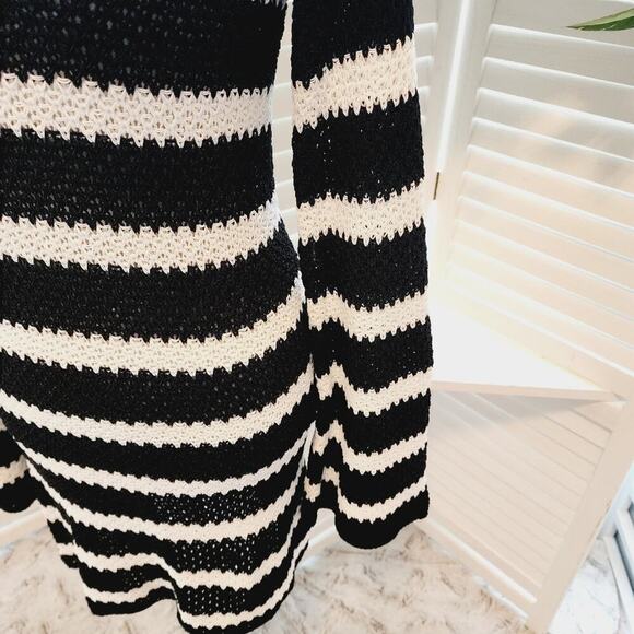 ALICE &  OLIVIA BLACK / WHITE KNITTED SWEATER DRESS WITH BELL SLEEVE SIZE SMALL - Picture 5 of 6